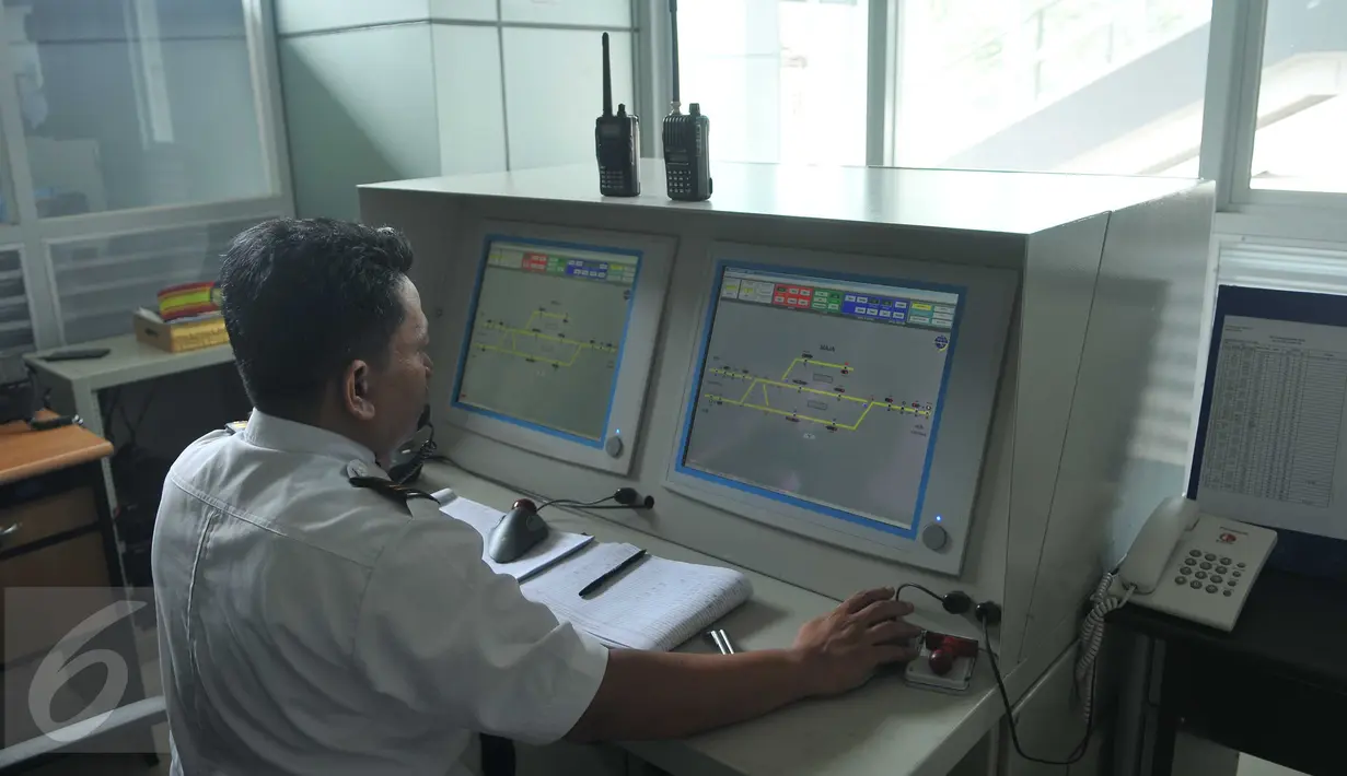 Petugas mengontrol jalur kereta melalui layar saat peresmian Stasiun Maja, Lebak, Banten, Rabu (11/5). Revitaslisasi stasiun kereta itu dikhususkan kepada masyarakat agar dapat menjadi salah satu alat transportasi publik. (Liputan6.com/Gempur M Surya)