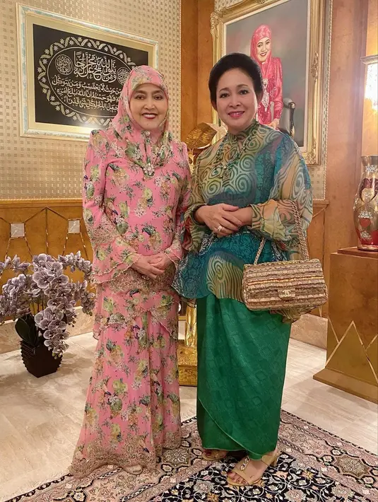 Selanjutnya masih dari brand yang sama, mantan istri Prabowo itu terlihat menenteng Chanel Tweed Classic Flap Bag. Mengutip dari laman Farfetch, tas ini merupakan salah satu aksesori paling ikonik dari label tersebut. Hadir dengan banyak pilihan warna dan wol-tweed sebagai ciri khas desain, tas ini dibanderol sekitar Rp70,2 jutaan. [@titieksoeharto]