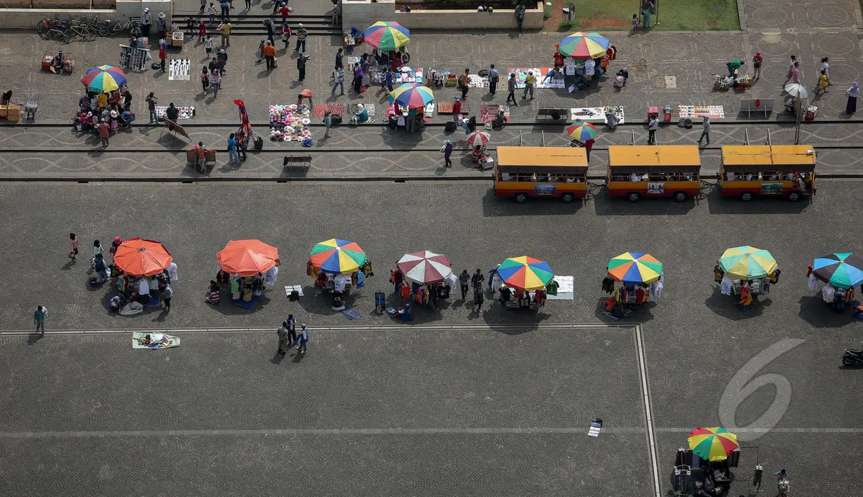 Banyaknya PKL yang mangkal di kawasan Monas membuat tempat wisata itu terlihat berantakan, Jakarta, Rabu (14/5/2015). Mulai Juni Pemprov akan menutup akses masuk bagi PKL Liar. (Liputan6.com/Faizal Fanani)