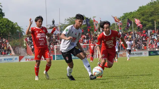 Semen Padang Vs Malut United di semifinal Liga 2 2023/2024.
