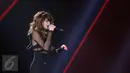 Aksi penyanyi Selena Gomez begitu menyihir ribuan penggemarnya dalam konser Revival Tour di Indonesia Convention Exhibition (ICE) BSD City, Tangerang, Sabtu (23/7). Selena melantukan 18 lagu dalam 90 menit durasi konser. (Liputan6.com/Herman Zakharia)