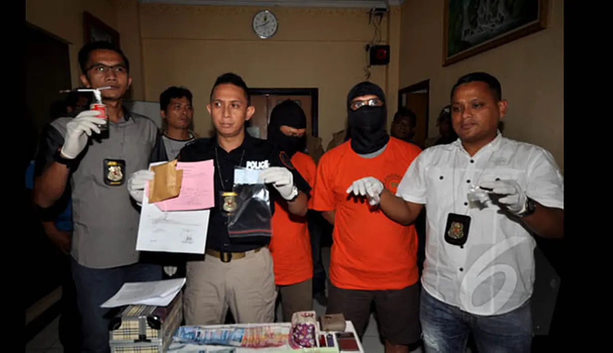 Gitaris grup band Padi, Ari Tri Susanto dibekuk dengan barang bukti narkotika jenis sabu di studio miliknya di kawasan Ciputat, Tangerang pada Kamis (22/1/2015) dini hari. (Liputan6.com/Miftahul Hayat)