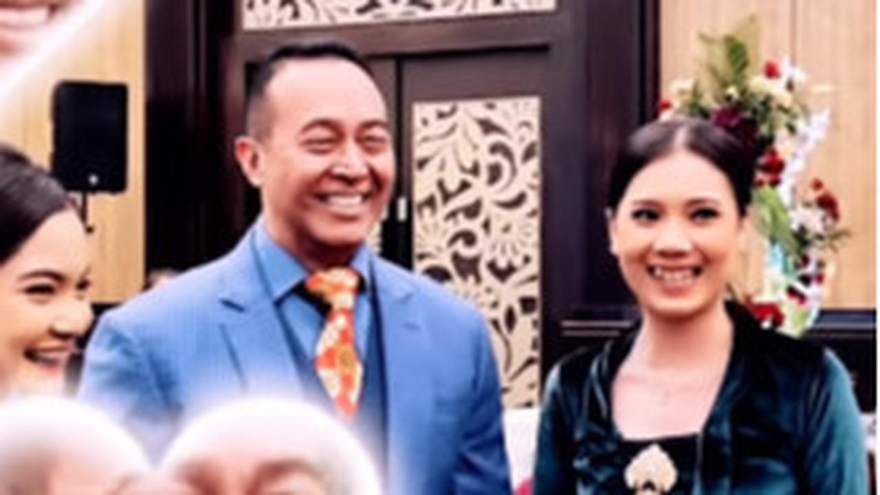 Gagah Berjas Biru, Potret Jenderal Andika Perkasa Hadiri Pesta Pernikahan Bikin Dua Cewek Cantik Grogi
