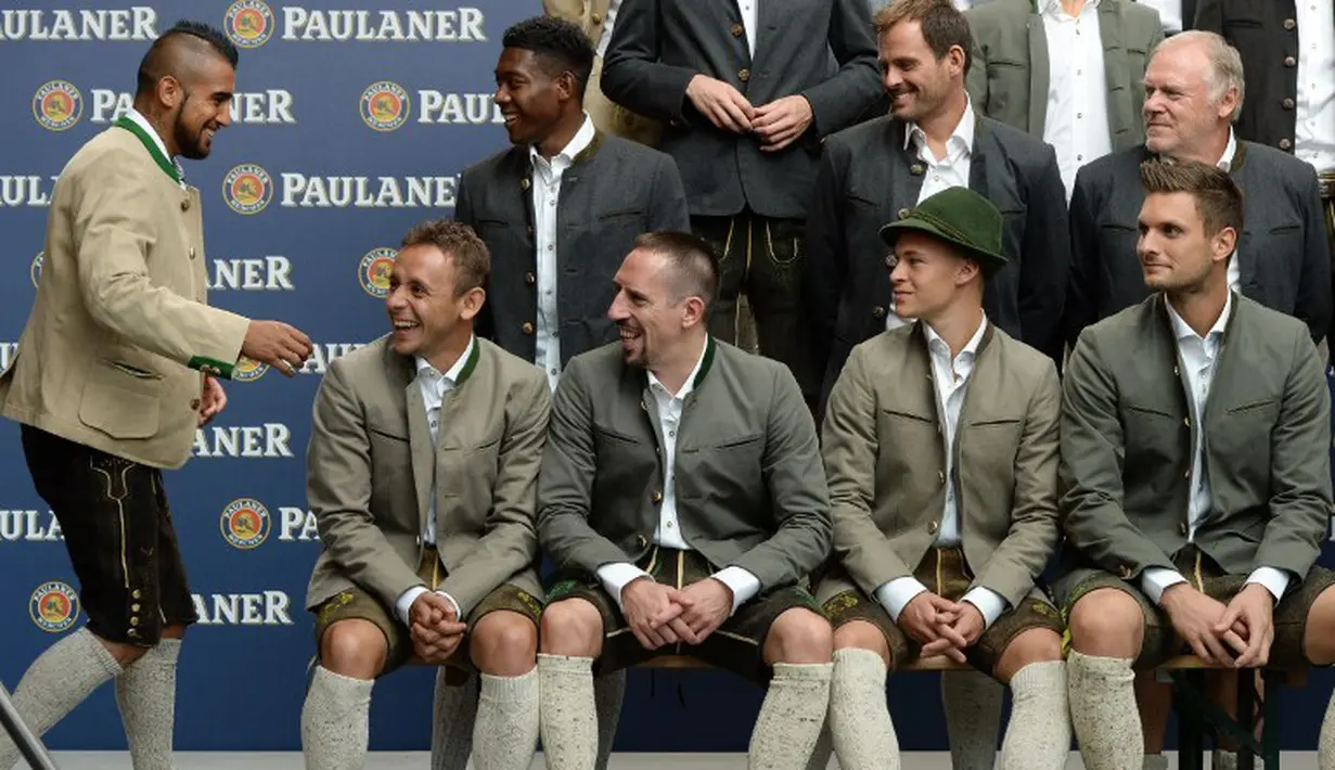 Pemain-pemain Bayern Munchen melakukan sesi foto dengan memakai kostum tradisional Bavaria. Pemain baru Munchen, Arturo Vidal pun turut serta dalam sesi foto tersebut. (25/8/2015). (AFP Photo/Christof Stache)