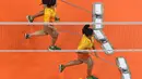 Kesibukan relawan mempersiapkan lapangan voli sebelum babak kualifikasi cabang voli putra antara Polandia dan Iran selama ajang Olimpiade 2016, di stadion Maracanazinho, Rio de Janeiro, 9 Agustus 2016. (AFP PHOTO/Antonin THUILLIER)