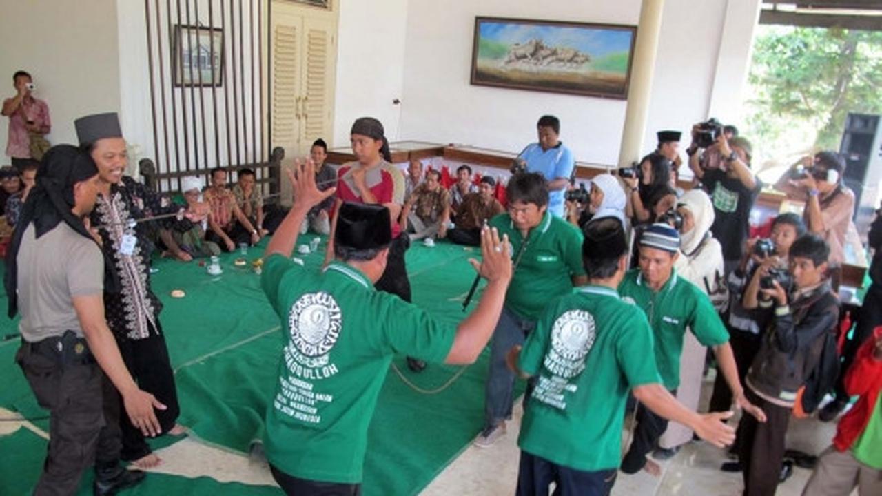 Mengintip prosesi santri di Kediri belajar ilmu kebal