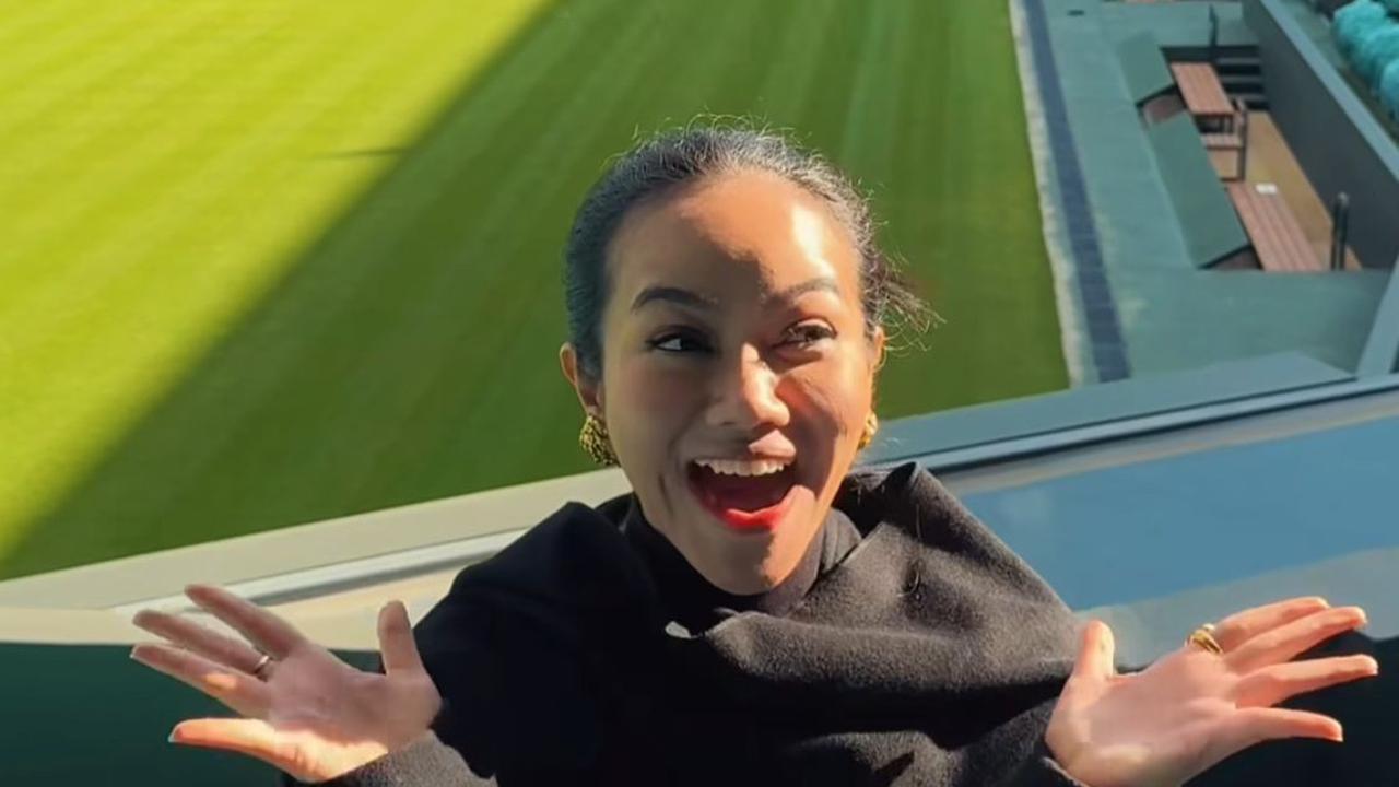 5 Potret Yura Yunita Wujudkan Impian, Kunjungi Stadion Wimbledon untuk Pertama Kali