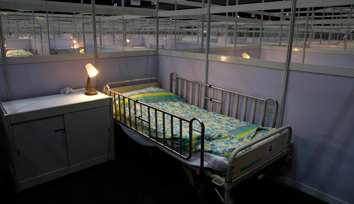 Pekerja medis membuat persiapan di rumah sakit lapangan sementara yang didirikan di Asia World Expo di Hong Kong, Sabtu (1/8/2020). Pusat pameran di dekat Bandara Internasional Hong Kong itu diubah menjadi fasilitas untuk menampung pasien COVID-19 dengan gejala ringan.  (AP Photo/Kin Cheung)