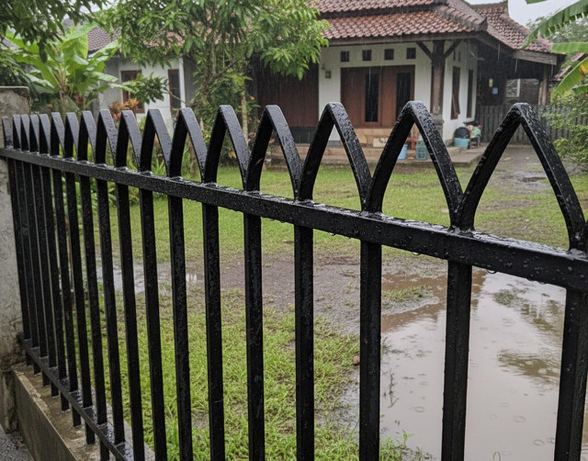 Cat Pagar Terkelupas karena Hujan? Ini Cara yang Benar Mengatasinya