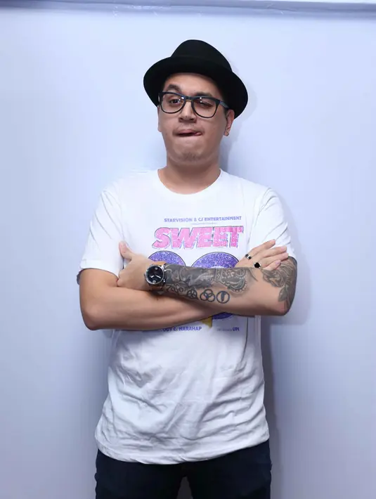 Aktor tampan ini sangat senang saat menceritakan tradisi yang dilakukannya setiap tahun. Terlebih ketika menyantap makanan khas lebaran yang selalu disajikan oleh neneknya. (Nurwahyunan/Bintang.com)