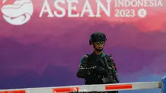 Personel TNI AU berjaga di Bandara Internasional Komodo jelang KTT ASEAN di Labuan Bajo, NTT, Selasa (9/5/2023). (Photo by WILLY KURNIAWAN / POOL / AFP)