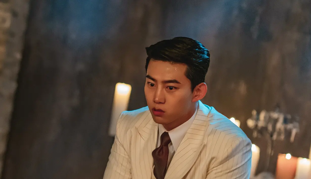 Untuk jadi manusia, Seon Woo Hyul terbangun setelah hampir 100 tahun tidur di dalam peti mati mati. (Foto: kbsdrama Instagram via Soompi)