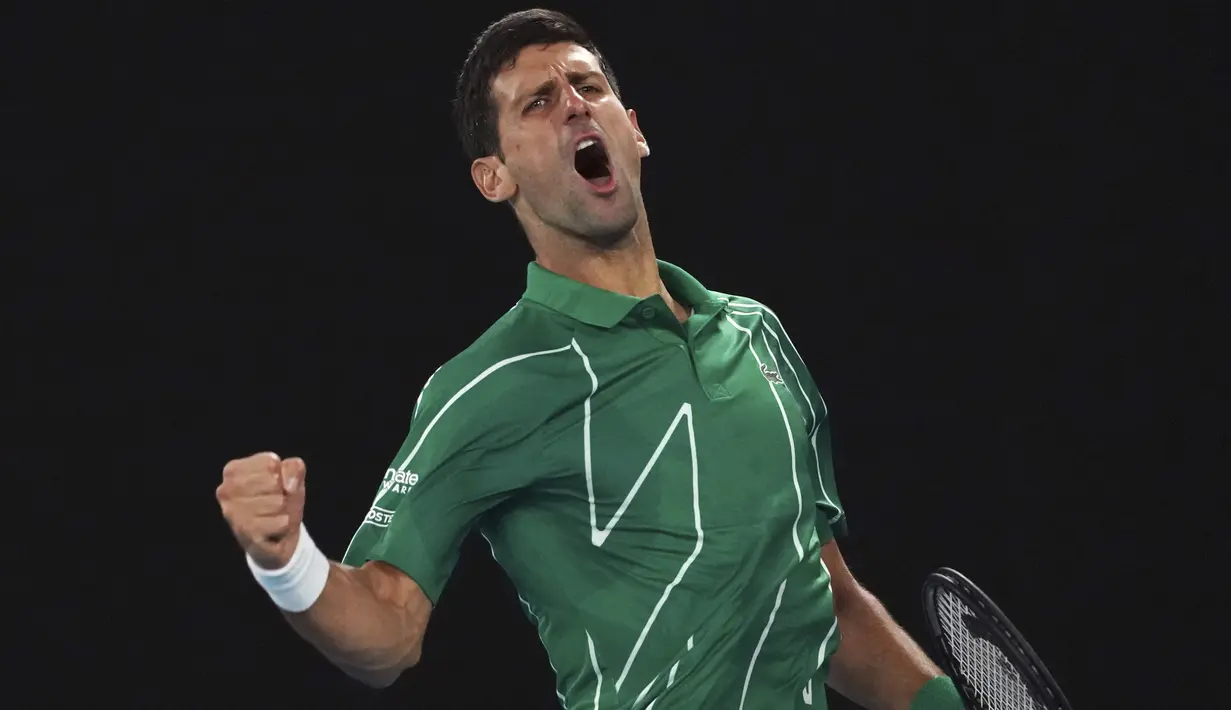 Petenis Serbia Novak Djokovic saat merayakan kemenangan set pertama melawan Milos Raonic dari Kanada selama pertandingan perempat final kejuaraan tenis Australia Terbuka di Melbourne, Australia, Selasa, (28/1/2020). (AP Photo/Lee Jin-man)