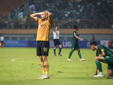 Reaksi kecewa pemain Bhayangkara FC, Youssef Ezzejjari Lhasnaoui usai gagal mencetak gol saat laga pekan ketiga BRI Liga 1 2022/2023 antara Bhayangkara FC melaran Persebaya Surabaya di Stadion Wibawa Mukti, Cikarang, Minggu (07/08/2022). (Bola.com/Bagaskara Lazuardi)