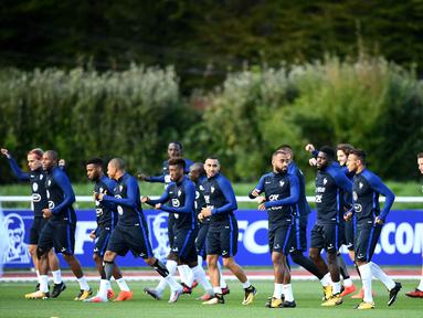 Para pemain Prancis melakukan pemanasan sebelum berlatih di Clairefontaine-en-Yvelines, (3/10/2017). Prancis melakukan persiapan jelang melawan Bulgaria. (AFP/Franck Fife)