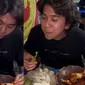 Iqbaal Ramadhan saat makan di sebuah warung pinggir jalan. (Dok: TikTok&nbsp; @findoutfits.id)