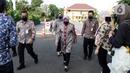 Menteri Sosial RI, Tri Rismaharini saat tiba untuk menghadiri pemakaman Menpan RB, Tjahjo Kumolo di Taman Makam Pahlawan Nasional, Kalibata, Jakarta, Jumat (1/7/2022). Menpan RB Tjahjo Kumolo meninggal dunia pada Jumat (1/7) di usia 64 tahun. (Liputan6.com/Helmi Fithriansyah)