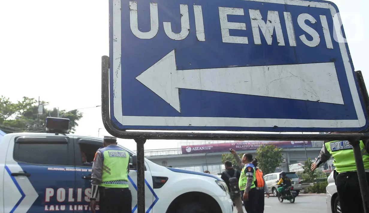 Adapun denda yang akan dikenakan Rp250.000,- bagi kendaraan roda dua dan Rp500.000,- roda empat. (Liputan6.com/Herman Zakharia)