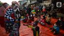 Sejumlah badut komunitas Aku Badut Indonesia menghibur anak-anak di pengungsian korban kebakaran di Jalan Kemang Utara IX, Jakarta Selatan, Rabu (18/8/2021). Trauma healing diberikan para badut sebagai bentuk kepedulian terhadap anak-anak yang menjadi korban kebakaran. (merdeka.com/Imam Buhori)