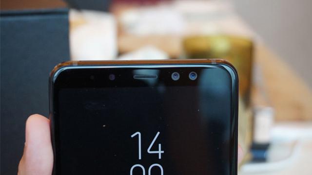 Kamera depan Samsung Galaxy A8+ dengan konfigurasi 16MP dan 8MP. Liputan6.com/Agustin Setyo W