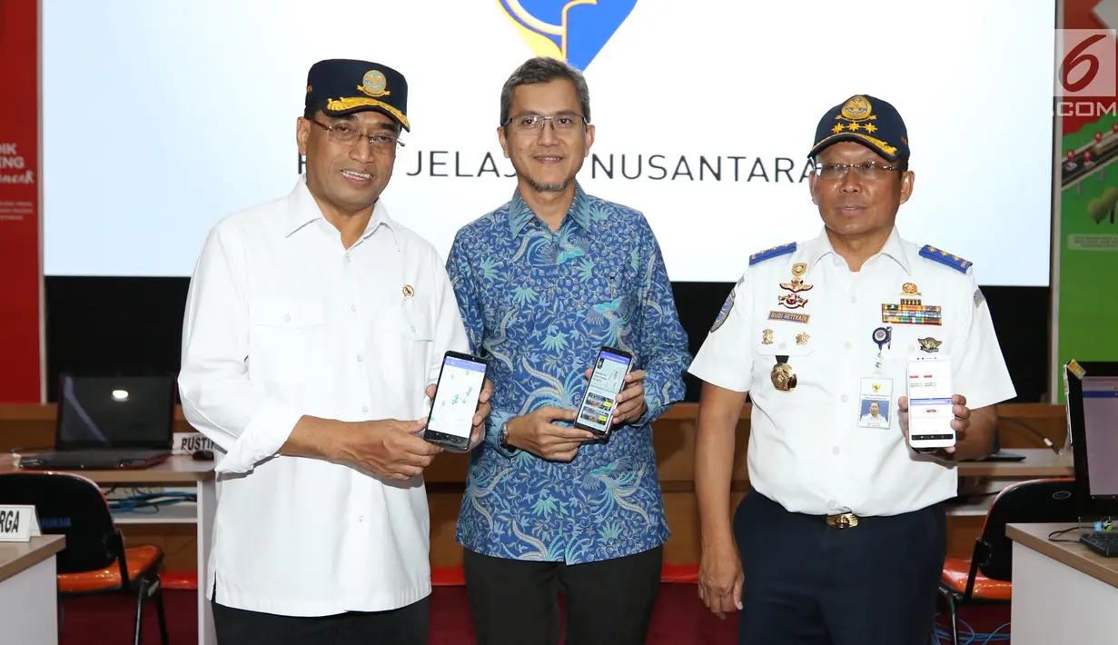 Menteri Perhubungan RI, Budi Karya Sumadi bersama dengan Chief Human Capital Officer XL Axiata, Rudy Afandi ( tengah ) dan Dirjen Hubungan Darat, Budi Setiyadi saat meluncurkan aplikasi navigasi digital “Peta Jelajah Nusantara” di Jakarta, Selasa (28/5).  (Liputan6.com/Angga Yuniar)