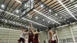 Para pebasket West Bandits saat latihan di Aim High Stadium, Tangerang, Kamis (20/5/2021). Latihan tersebut merupakan persiapan jelang melakoni laga babak play-off IBL 2021. (Bola.com/M Iqbal Ichsan)