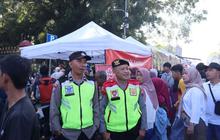 Polres Wonosobo Tanggap Padamkan Kebakaran Minibus Peziarah, Puluhan Penumpang Selamat