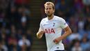 Harry Kane. Striker Tottenham Hotspur berusia 28 tahun yang musim ini telah tampil 20 kali dengan mencetak 8 gol dan 2 assist ini ditaksir memiliki nilai pasar sebesar 120 juta euro. Ia menjadi pemain termahal ketiga di dunia sekaligus pemain termahal di Liga Inggris. (AFP/Justin Tallis)