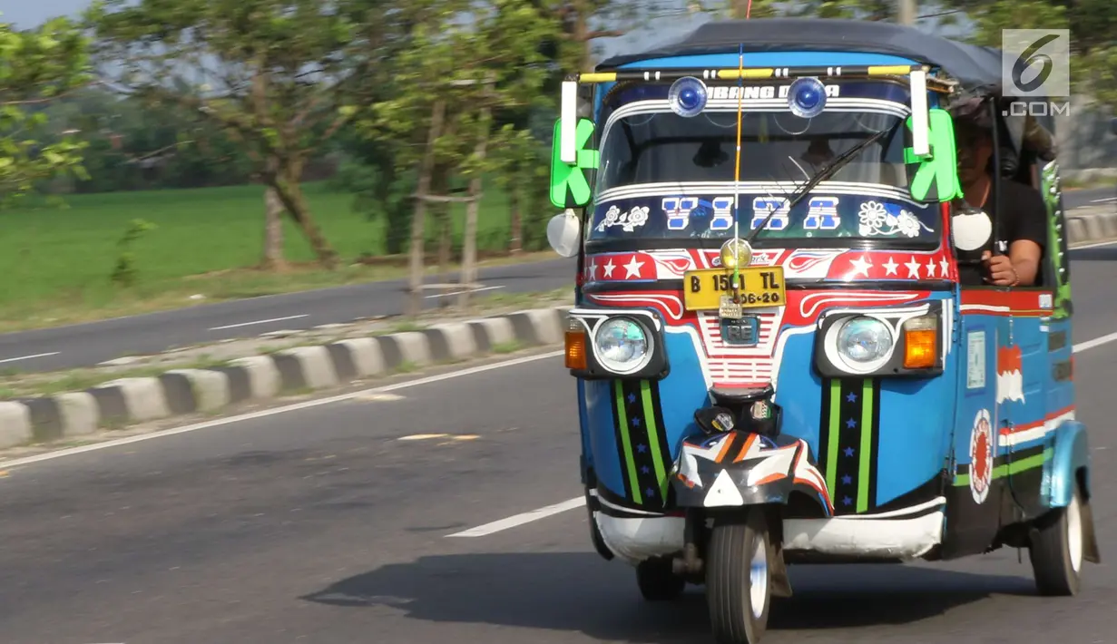 Sebuah bajaj digunakan oleh pemudik melintasi Jalur Pantura Cirebon, Jawa Barat, Kamis, (29/6). Memasuki H+4 Lebaran jalur Pantura Cirebon mengarah ke Jakarta mulai dipadati pemudik pengguna kendaraan bermotor roda dua (Liputan6.com/Helmi Afandi)