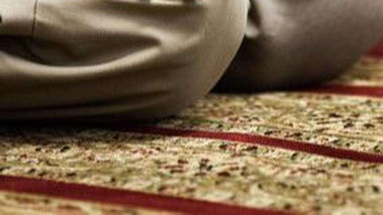 Cara Menjamak Sholat Maghrib di Waktu Isya