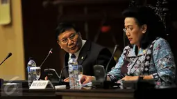 Wakil Ketua DPD Farouk Muhammad (kiri) dan GKR Hemas saat Sidang Paripurna DPD, Jakarta, Rabu (7/10/2015). Sidang tersebut membahas penyampaian ikhtisar hasil pemeriksaan BPK RI. (Liputan6.com/Johan Tallo)