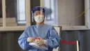 Pekerja medis mengenakan alat pelindung bersiap untuk mengambil sampel di klinik skrining sementara untuk virus corona di Seoul, Korea Selatan, Jumat (24/9/2021). Korea Selatan telah melaporkan lonjakan harian terbesar virus corona sejak dimulainya pandemi. (AP Photo/Lee Jin-man)