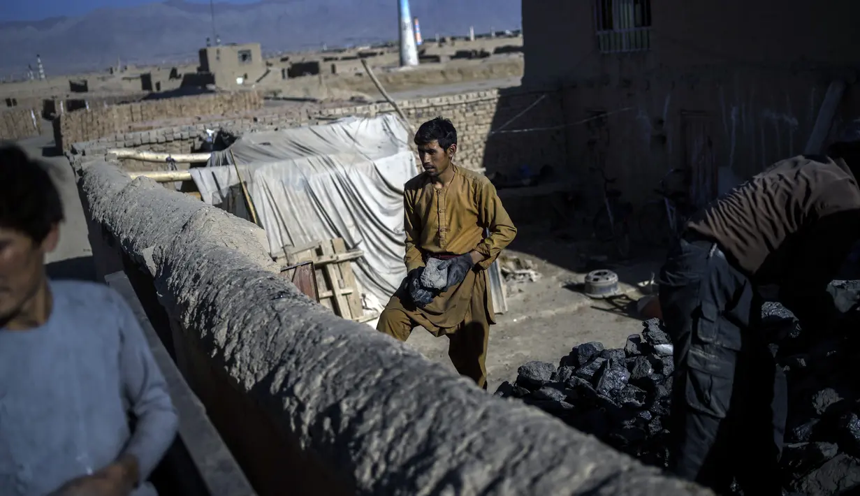 Buruh Afghanistan bekerja di sebuah pabrik batu bata di Deh Sabz, di pinggiran Kabul, Afghanistan, Minggu (26/9/2021). Para buruh biasanya bekerja selama 14 jam per hari, 6 hari dalam seminggu. (AP Photo/Bernat Armangue)