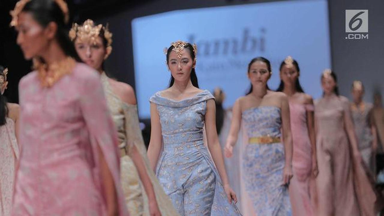 Barli Asmara Pamerkan Keindahan Batik Jambi di Panggung JFW 2018