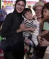 Tampilan serba hitamnya pun ditambah dengan membawa sling bag dari Hermes. Melihat situs hunstreet.com, tas Hermes model Lindy tersebut dijual sekitar Rp149 jutaan. [@baimwong]