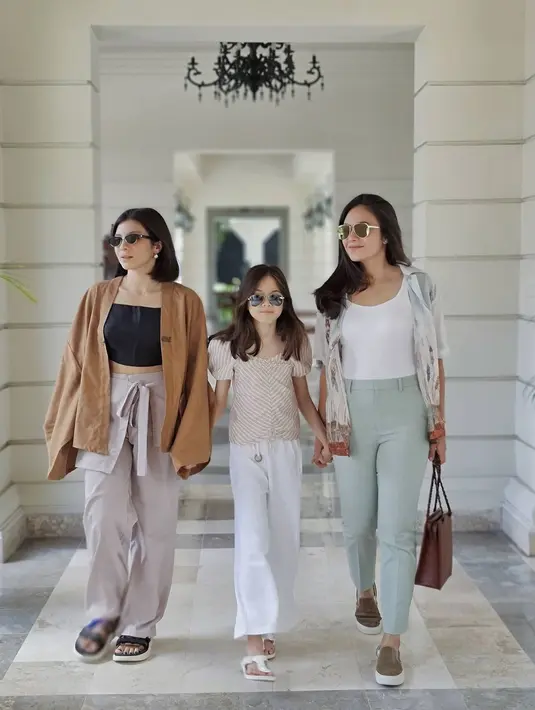 Di tengah kesibukannya, Wulan Guritno kerap menyempatkan waktu untuk menikmati momen bersama kedua putrinya. Untuk menikmati waktu santai itu, Wulan mengenakan tank top putih yang dilapisi dengan tropical shirt dan celana hijau pastel.(instagram/wulanguritno)