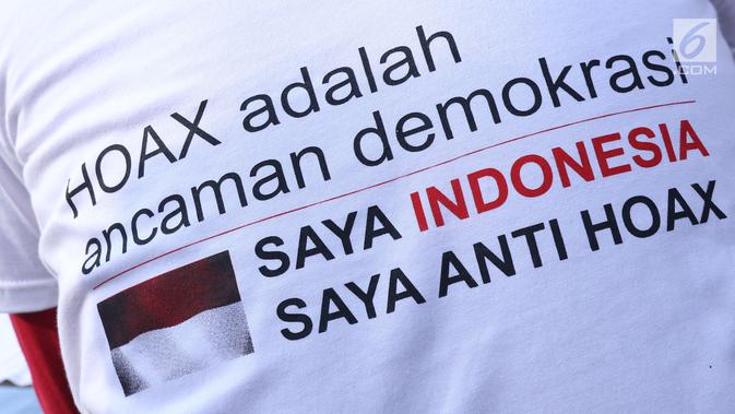 Tulisan sosialisasi anti hoax yang digelar di kawasan Bundaran Hotel Indonesia, Jakarta, Minggu (18/11). PB HMI mensosialisasikan Hoax sebagai ancaman demokrasi di Indonesia. (Liputan6.com/Helmi Fithriansyah)