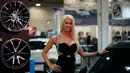 Seorang SPG berpose di stan velg mobil saat pameran Essen Motor Show di Essen, Jerman, (27/11). Essen Motor Show berlangsung dari tanggal 28 November sampai 6 Desember. (REUTERS/Ina Fassbender)