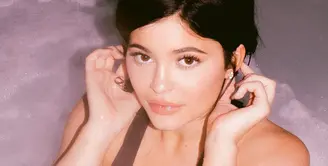 Kylie Jenner mengunggah sebuah video di Snapchatnya pada Sabtu lalu. Ia memperlihatkan otot perutnya saat itu. (instagram/kyliejenner)