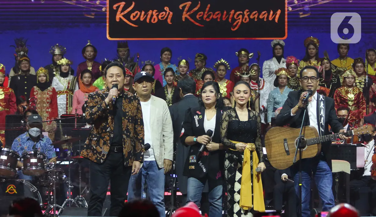 Penampilan Elek Yo Band bersama penyanyi senior Yuni Shara dan gitaris Dewa Budjana saat Konser Kebangsaan, Simfoni Insan Perhubungan, Bangkit Maju Bersama di Jakarta, Sabtu (6/8/2022). Konser Kebangsaan tersebut dalam rangka memeriahkan HUT RI ke-77 dan menyambut Hari Perhubungan Nasional (Harhubnas) ke-52, Kementerian Perhubungan. (Liputan6.com/Herman Zakharia)