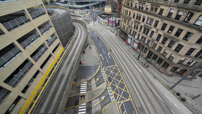 Foto yang diabadikan pada 5 November 2020 ini menunjukkan jalanan yang kosong di Manchester, Inggris. Inggris memasuki karantina wilayah (lockdown) selama sebulan mulai Kamis (5/11) untuk meredam merebaknya kembali penularan virus corona. (Xinhua/Jon Super)