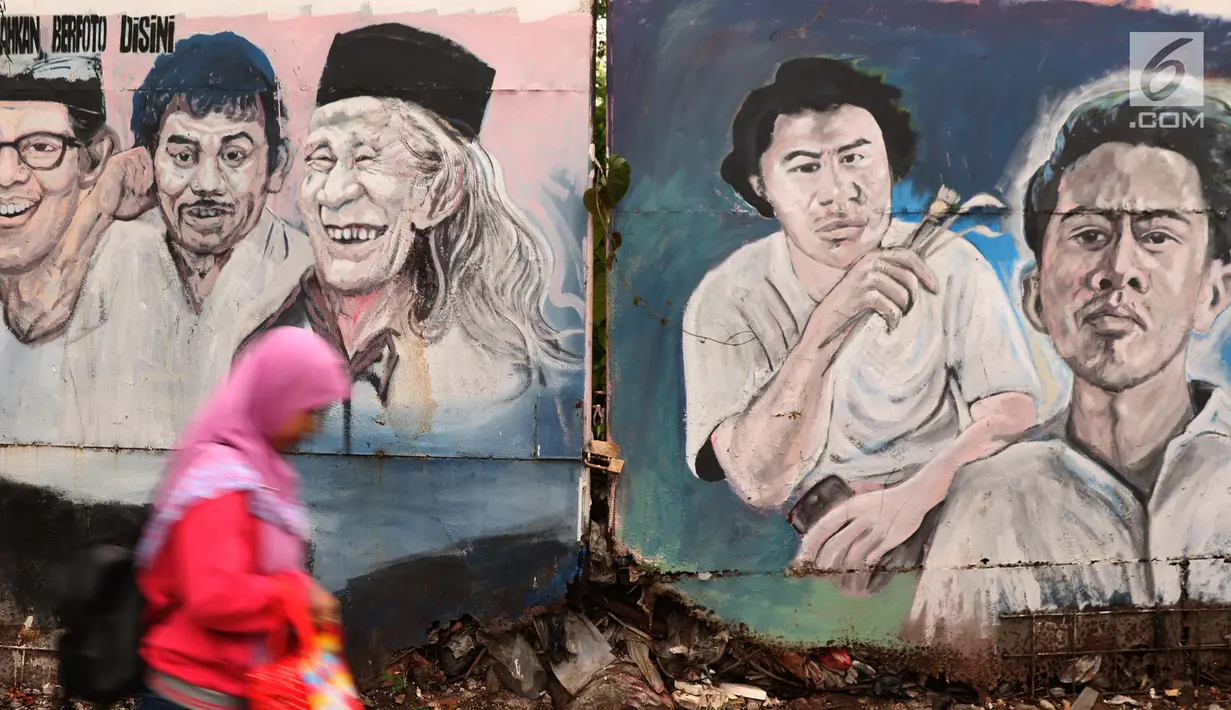 Warga melintasi trotoar jalan Pintu Besar Selatan Kawasan Kota Tua Jakarta, Rabu (23/1). Sejak diluncurkan Oktober tahun lalu, Street Gallery Art diharapkan bisa meningkatkan jumlah wisatawan ke Kota Tua Jakarta. (Liputan6.com/Helmi Fithriansyah)