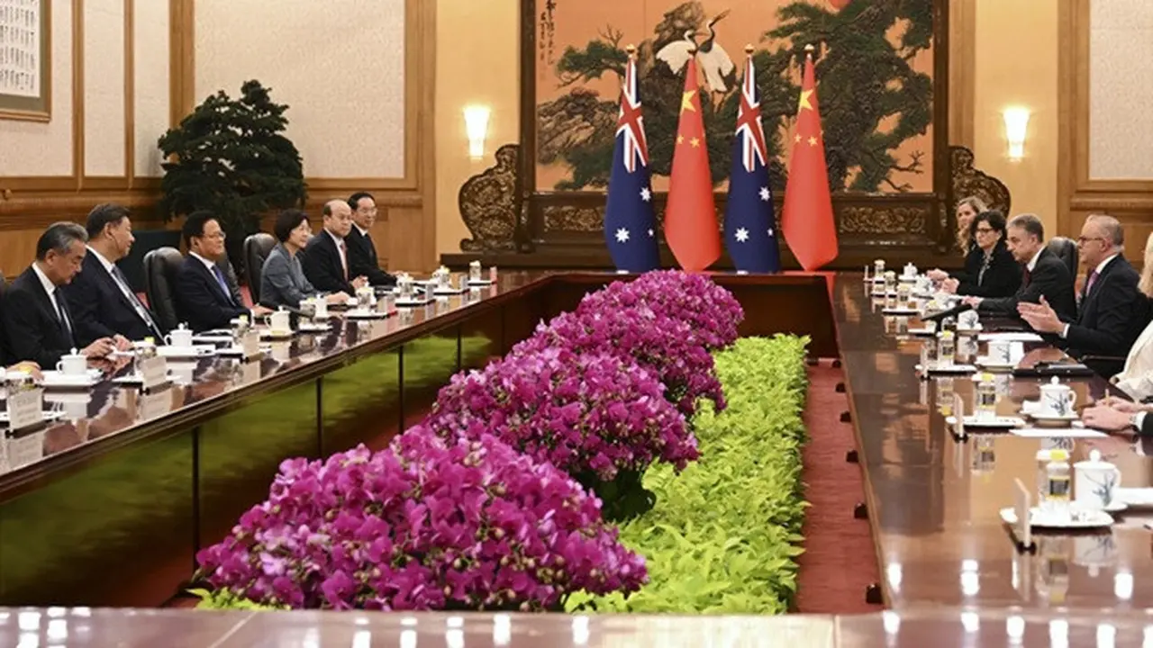 Perdana Menteri Australia Anthony Albanese (kanan) berbicara dengan Presiden China Xi Jinping di Balai Agung Rakyat di Beijing, Selasa (15/7/2025).