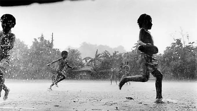 10 Hal Masa Kecil yang Bakal Awkward Kalau Dilakukan Saat Dewasa