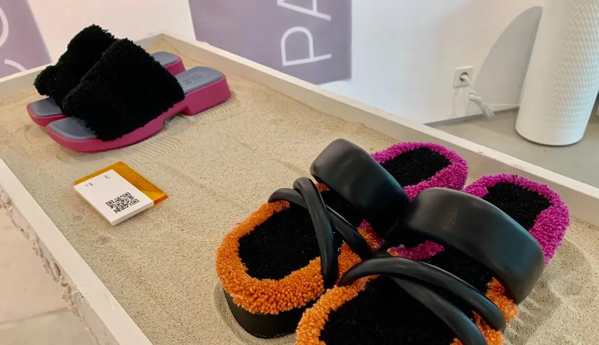 Rasa kenyamanan dari dalam ke luar rumah itu diterjemahkan lewat penggunaan material benang akrilik dengan teknik hand tufting di bagian upper dan insole. Sepatu dan sandal ini memberikan sensasi berjalan di atas karpet. (Dok/Hilda Iriyanti Rahma).