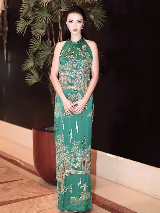 Untuk yang satu ini, Raline Shah cantik anggun memakai long dress berwarna hijaunya. Paras cantik Raline sangat memesona dan pastinya memukau banyak orang.  (Instagram/ralineshah)
