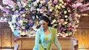 Pesonanya sebagai perempuan Jawa terlihat saat kenakan kebaya kutubaru mint dan kain Batik. Dipadu dengan seledang bahu hijau dan open toe heels emas [@tatacahyani]