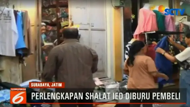 Di Pasar Bong, para pembeli berburu busana muslim baik untuk pria maupun wanita untuk kebutuhan Lebaran.
