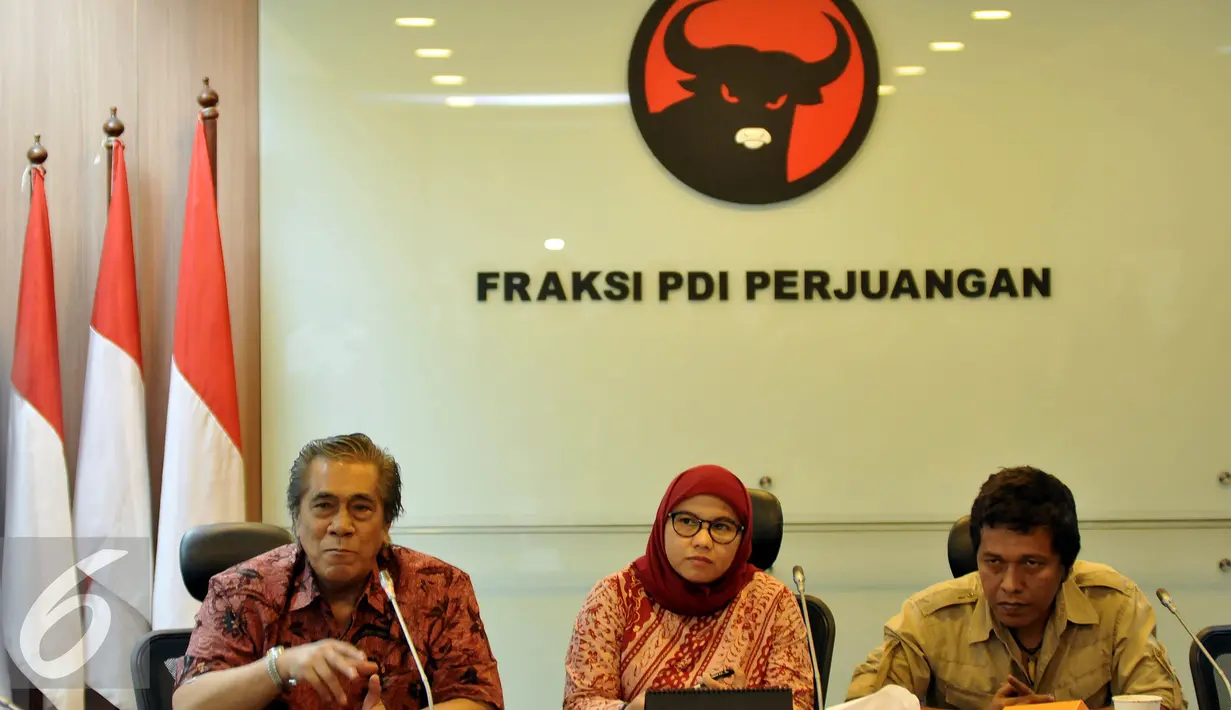 Nazaruddin Kiemas (kanan) saat menggelar konfers terkait sistem transportasi, Jakarta, Rabu (23/3/2016).  Menurut F-PDIP revisi UU No 22/2009 perlu segera dilakukan menyusul aksi demo ribuan sopir taksi yang berujung ricuh. (Liputan6.com/Johan Tallo)