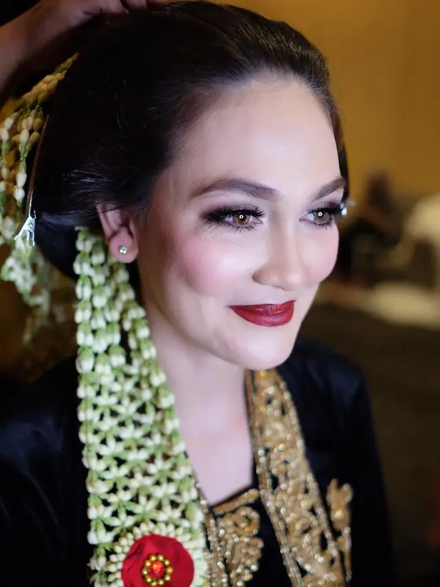 Potret Luna Maya Pakai Baju Pengantin Adat Jawa (sumber: instagram/victoria_makeupatelier)